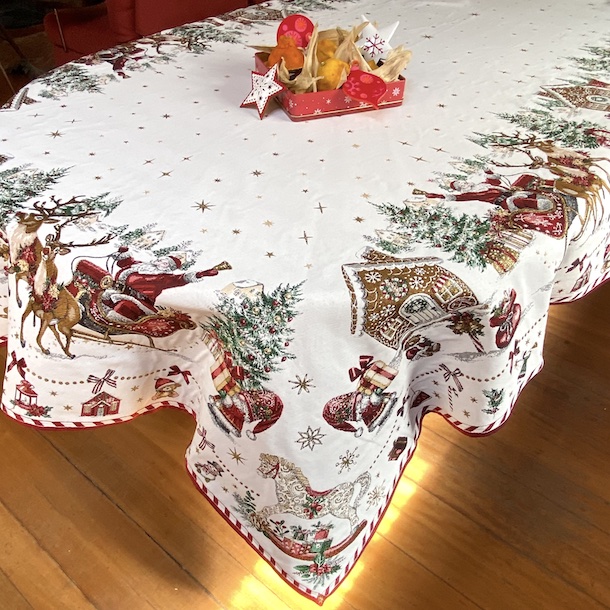 large christmas tablecloth seats 8